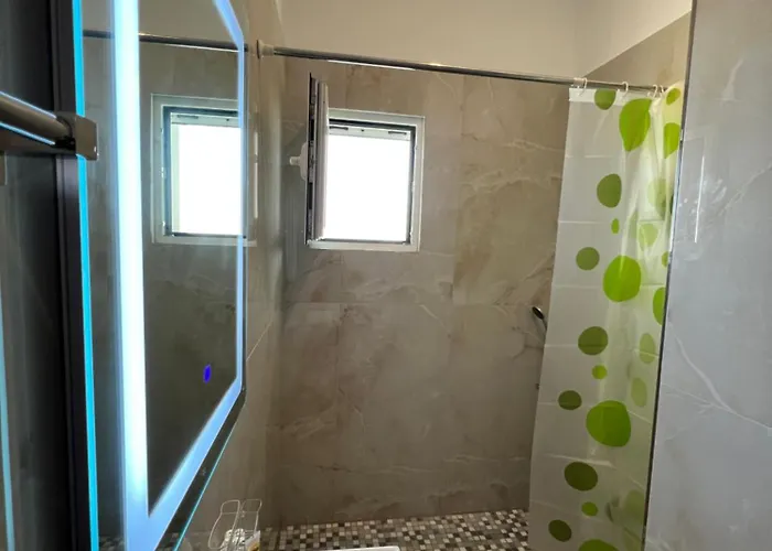 Oscar's Drymades 公寓 *